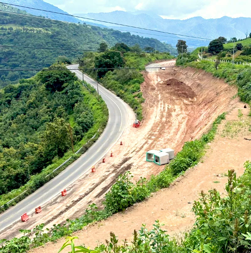 Corte de talud y alcantarillas prefabricadas junto a carretera