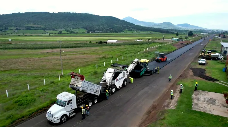 Tren de pavimentación en modernización carretera de Michoacán