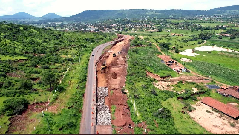 Vista aérea de la ampliación del cuerpo carretero en Michoacán